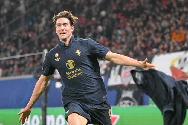 Dusan Vlahovic Juventus Turin celebrates the 2 3 GER, RB Leipzig vs Juventus Turin, Football, UEFA Champions League, Matchday 2, Season 2024 2025, 02 10 2024 DFB DFL REGULATIONS PROHIBIT ANY USE OF PHOTOGRAPHS AS IMAGE SEQUENCES AND OR QUASI VIDEO GER, RB Leipzig vs Juventus Turin, Football, UEFA Champions League, Matchday 2, Season 2024 2025, 02 10 2024 Leipzig Copyright: xEibner-Pressefoto BertxHarzerx EP_BHR
