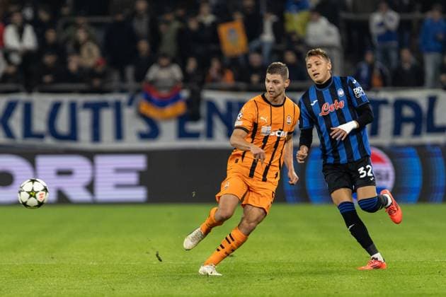 UEFA Champions League Shakhtar Atalanta 02 10 2024 Valeriy Bondar Shakhtar, 5 , Mateo Retegui Atalanta, 32 UEFA Champions League Shakhtar Atalanta Arena AufSchalke, Gelsenkirchen 02 10 2024 Copyright: xBEAUTIFULxSPORTS Buriakovx
