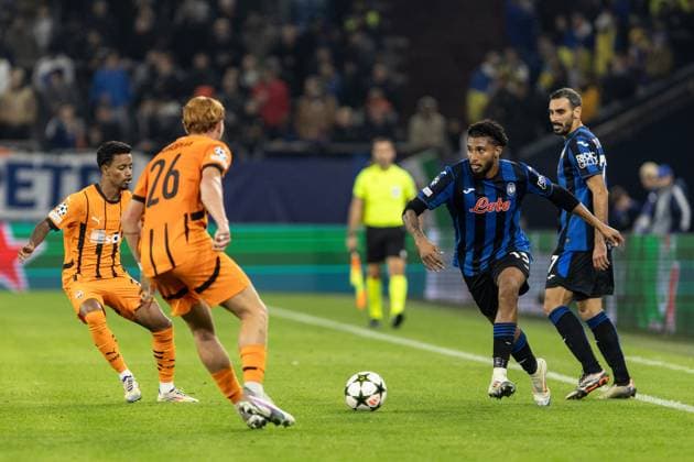 UEFA Champions League Shakhtar Atalanta 02 10 2024 Ederson Atalanta, 13 , Yukhym Konoplia Shakhtar, 26 UEFA Champions League Shakhtar Atalanta Arena AufSchalke, Gelsenkirchen 02 10 2024 Copyright: xBEAUTIFULxSPORTS Buriakovx