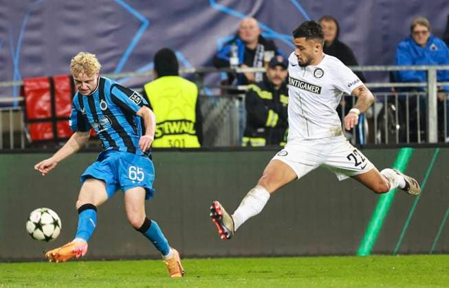 SOCCER - UEFA CL, Sturm vs Brugge KLAGENFURT,AUSTRIA,02.OCT.24 - SOCCER - UEFA Champions League, SK Sturm Graz vs Club Brugge. Image shows Joaquin Seys (Club Brügge) and Jusuf Gazibegovic (Sturm).  GEPAxpictures xWolfgangxGrebien