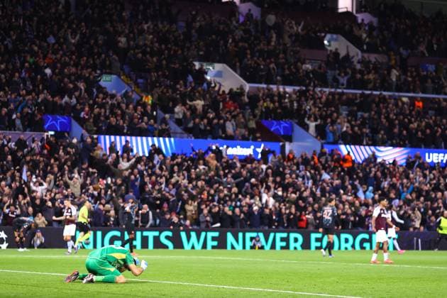 Aston Villa gegen Bayern München 2. Oktober 2024, Aston UEFA Champions League Fußball Aston Villa gegen Bayern München Aston Villa Torhüter Emiliano Martinez feiert den Sieg Foto Jacques Feeney Abseits Aston UK  Copyright: xJacquesxFeeneyx xOffsidexOffside