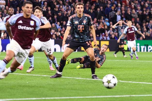 Aston Villa gegen Bayern München 2. Oktober 2024, Aston UEFA Champions League Fußball Aston Villa gegen Bayern München Harry Kane von Bayern München sieht den Ball aus dem Spiel rollen Foto Jacques Feeney Abseits Aston UK  Copyright: xJacquesxFeeneyx xOffsidexOffside