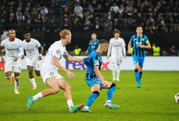 SOCCER - UEFA CL, Sturm vs Brugge KLAGENFURT,AUSTRIA,02.OCT.24 - SOCCER - UEFA Champions League, SK Sturm Graz vs Club Brugge. Image shows Niklas Geyrhofer (Sturm) and Ferran Jutgla (Club Brügge).  GEPAxpictures xWolfgangxGrebien