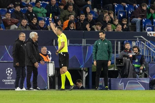 UEFA Champions League Shakhtar Atalanta 02 10 2024 Joao Pinheiro referee, Portugal shows yellow card to Gian Piero Gasperini Atalanta, head coach UEFA Champions League Shakhtar Atalanta Arena AufSchalke, Gelsenkirchen 02 10 2024 Copyright: xBEAUTIFULxSPORTS Buriakovx