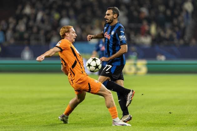 UEFA Champions League Shakhtar Atalanta 02 10 2024 Davide Zappacosta Atalanta, 77 , Yukhym Konoplia Shakhtar, 26 UEFA Champions League Shakhtar Atalanta Arena AufSchalke, Gelsenkirchen 02 10 2024 Copyright: xBEAUTIFULxSPORTS Buriakovx