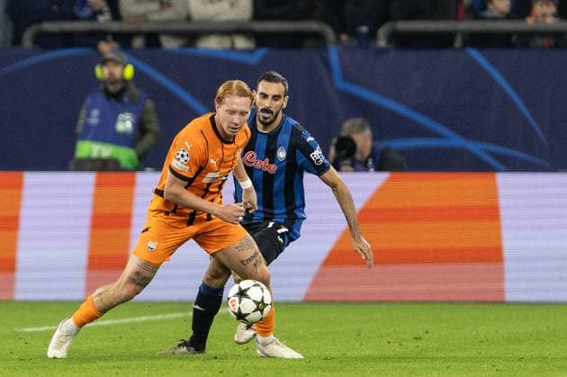 UEFA Champions League Shakhtar Atalanta 02 10 2024 Yukhym Konoplia Shakhtar, 26 , Davide Zappacosta Atalanta, 77 UEFA Champions League Shakhtar Atalanta Arena AufSchalke, Gelsenkirchen 02 10 2024 Copyright: xBEAUTIFULxSPORTS Buriakovx