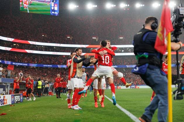 Orkun Kokcu seen celebrating with team of Benfica after scoring goal during UEFA Champions League game between teams of SL Benfica and Atletico de Madrid (Maciej Rogowski) Lisboa Estadio Da Luz Portugal Copyright: xMaciejxRogowskix slbatleti2425-27