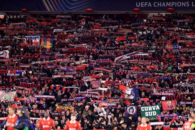 Liverpool gegen Bologna UEFA Champions League 2. Oktober 2024 UEFA Champions League Liverpool FC gegen Bologna FC Bologna-Fans halten ihre Schals in die Höhe Foto Simon Stacpoole Offside Liverpool UK  Copyright: xSimonxStacpoolexOffside