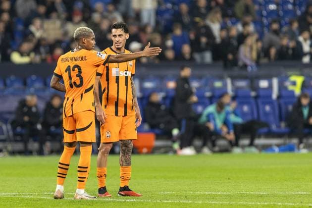 UEFA Champions League Shakhtar Atalanta 02 10 2024 Pedro Henrique Shakhtar, 13 , Marlon Gomes Shakhtar, 30 in conversation UEFA Champions League Shakhtar Atalanta Arena AufSchalke, Gelsenkirchen 02 10 2024 Copyright: xBEAUTIFULxSPORTS Buriakovx