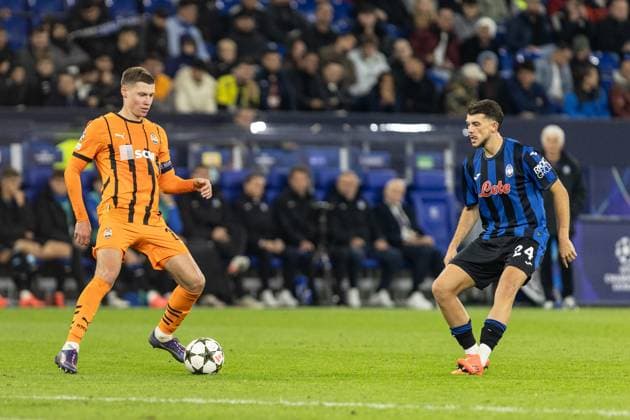 UEFA Champions League Shakhtar Atalanta 02 10 2024 Mykola Matviyenko Shakhtar, 22 , Lazar Samardzic Atalanta, 24 UEFA Champions League Shakhtar Atalanta Arena AufSchalke, Gelsenkirchen 02 10 2024 Copyright: xBEAUTIFULxSPORTS Buriakovx