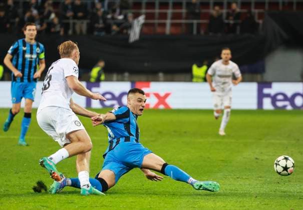 SOCCER - UEFA CL, Sturm vs Brugge KLAGENFURT,AUSTRIA,02.OCT.24 - SOCCER - UEFA Champions League, SK Sturm Graz vs Club Brugge. Image shows Niklas Geyrhofer (Sturm) and Ferran Jutgla (Club Brügge).  GEPAxpictures xWolfgangxGrebien