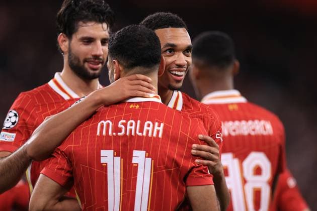 Liverpool gegen Bologna UEFA Champions League 2. Oktober 2024 UEFA Champions League Liverpool FC gegen Bologna FC Trent Alexander Arnold von Liverpool jubelt mit Mohamed Salah Foto Simon Stacpoole Abseits Liverpool UK  Copyright: xSimonxStacpoolexOffside