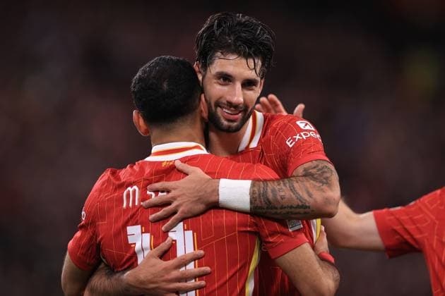 Liverpool gegen Bologna UEFA Champions League 2. Oktober 2024 UEFA Champions League Liverpool FC gegen Bologna FC Dominik Szoboszlai von Liverpool jubelt mit Mohamed Salah Foto Simon Stacpoole Abseits Liverpool UK  Copyright: xSimonxStacpoolexOffside