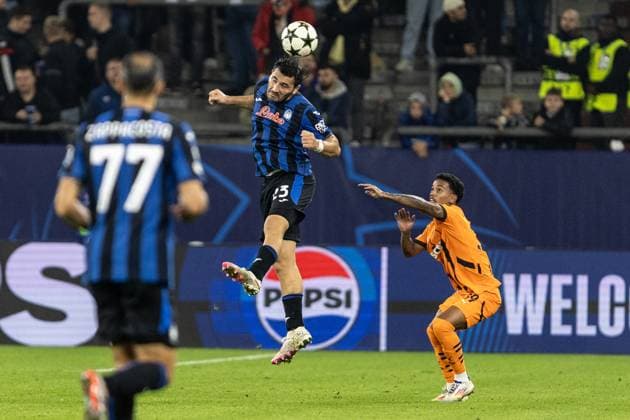 UEFA Champions League Shakhtar Atalanta 02 10 2024 Sead Kolasinac Atalanta, 23 , Newertton Shakhtar, 39 UEFA Champions League Shakhtar Atalanta Arena AufSchalke, Gelsenkirchen 02 10 2024 Copyright: xBEAUTIFULxSPORTS Buriakovx