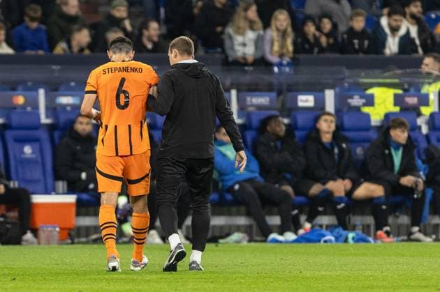 UEFA Champions League Shakhtar Atalanta 02 10 2024 Taras Stepanenko Shakhtar, 6 leaves the pitch after injury UEFA Champions League Shakhtar Atalanta Arena AufSchalke, Gelsenkirchen 02 10 2024 Copyright: xBEAUTIFULxSPORTS Buriakovx