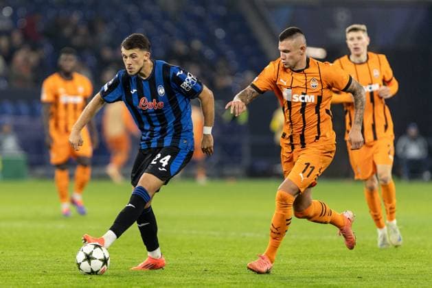 UEFA Champions League Shakhtar Atalanta 02 10 2024 Lazar Samardzic Atalanta, 24 , Oleksander Zubkov Shakhtar, 11 UEFA Champions League Shakhtar Atalanta Arena AufSchalke, Gelsenkirchen 02 10 2024 Copyright: xBEAUTIFULxSPORTS Buriakovx