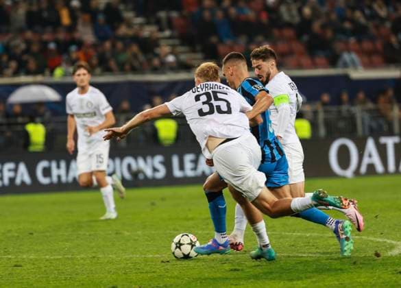 SOCCER - UEFA CL, Sturm vs Brugge KLAGENFURT,AUSTRIA,02.OCT.24 - SOCCER - UEFA Champions League, SK Sturm Graz vs Club Brugge. Image shows Niklas Geyrhofer (Sturm), Ferran Jutgla (Club Brügge) and Otar Kiteishvili (Sturm).  GEPAxpictures xWolfgangxGrebien