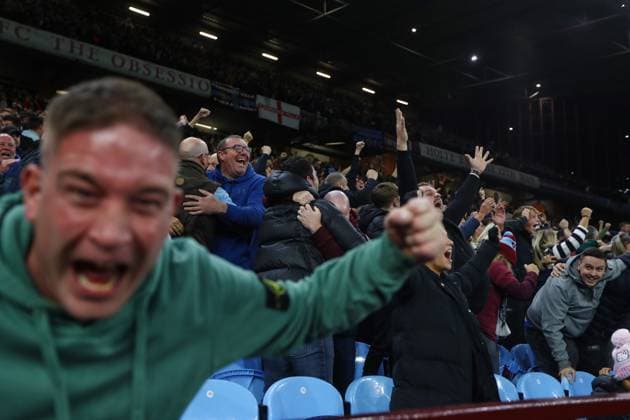 Aston Villa gegen Bayern München 2. Oktober 2024, Aston UEFA Champions League Fußball Aston Villa gegen Bayern München Aston-Villa-Fans feiern ihr Tor Foto Jacques Feeney Abseits Aston UK  Copyright: xJacquesxFeeneyx xOffsidexOffside