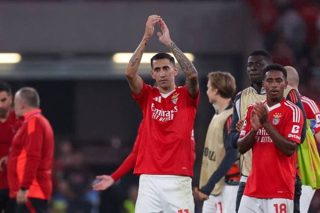 Portugal, Lisbon 2 October 2024 Uefa Champions League phase 2024 25 Matchday 2, S L Benfica Atletico de Madrid v l , Angel di Maria S L Benfica , Barreiro S L Benfica thanks the fans, thanks team after the match, after the match thanks the fans, applauds the fans Copyright: JoaquimxFerreira