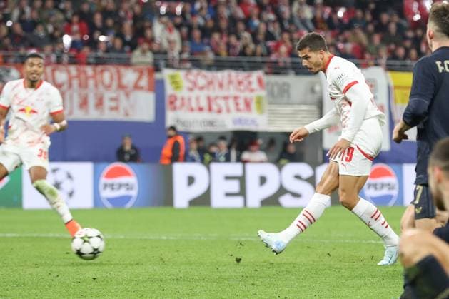 02 10 2024, xtgx, Football, UEFA Champions League, RB Leipzig Junventus Turin emspor, v l Andre Silva Leipzig, 19 shot on goal, shoots the ball on goal, shot DFL DFB REGULATIONS PROHIBIT ANY USE OF PHOTOGRAPHS as IMAGE SEQUENCES and or QUASI VIDEO Leipzig