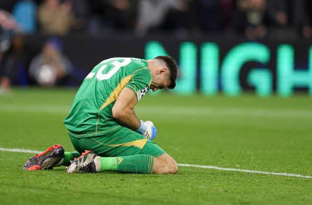Football - 2024 2025 UEFA Champions League - League Phase - Matchday 2 8 - Aston Villa vs Bayern Munich - Villa Park - Wednesday 2nd October 2024 Emiliano Martinez of Aston Villa celebrares at full time 