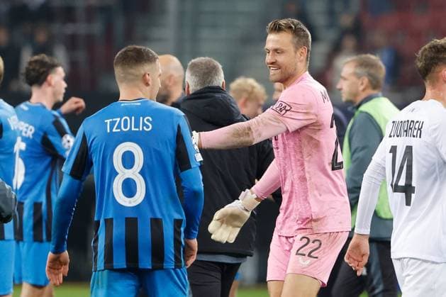 Sturm Graz v Club Brugge - UEFA Champions League KLAGENFURT, AUSTRIA - OCTOBER 02 : Mignolet Simon goalkeeper of Club Brugge celebrates the win with Tzolis Christos forward of Club Brugge pictured during the UEFA Champions League phase matchday 2 match between Sturm Graz and Club Brugge at the Worthersee Stadion on October 2, 2024 in Klagenfurt, Austria, 02 10 2024 Klagenfurt Austria  Copyright: xJanxDexMeuleneirx
