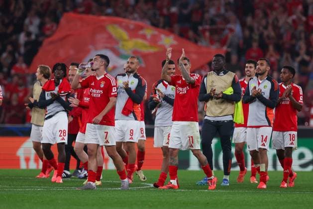 Portugal, Lisbon 2 October 2024 Uefa Champions League phase 2024 25 Matchday 2, S L Benfica Atletico de Madrid v l , the players of SL Benfica thanks the fans, thanks team after the match, after the match thanks the fans, applauds the fans Copyright: JoaquimxFerreira