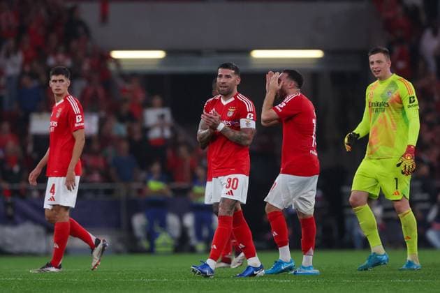 Portugal, Lisbon 2 October 2024 Uefa Champions League phase 2024 25 Matchday 2, S L Benfica Atletico de Madrid v l , the players of SL Benfica thanks the fans, thanks team after the match, after the match thanks the fans, applauds the fans Copyright: JoaquimxFerreira