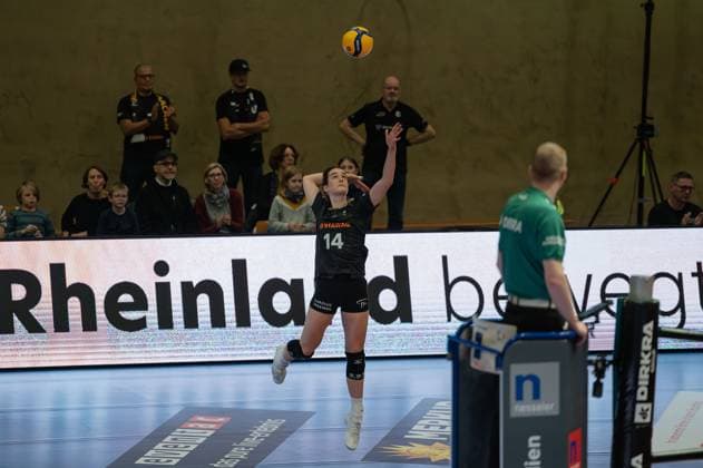 Aachen, Germany, October 02, 2024: Nicole van de Vosse (14 Ladies in Black Aachen) serves the ball during the 1. Bundesliga Frauen game between Ladies in Black Aachen and SC Potsdam at the Hexenkessel in Aachen, Germany (Martin Pitsch SPP) Copyright: xMartinxPitschx xSPPx spp-en-MaPiSp-20241002_DSC8014-Enhanced-NR_NIKON Z 6_20241002-LIBvSCP