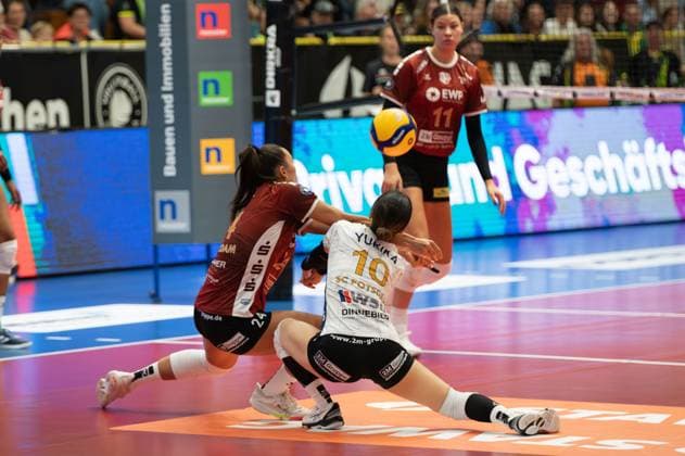 Aachen, Germany, October 02, 2024: Yurika Bamba (10 SC Potsdam) and Jade Cholet (24 SC Potsdam) attempt to dig the ball during the 1. Bundesliga Frauen game between Ladies in Black Aachen and SC Potsdam at the Hexenkessel in Aachen, Germany (Martin Pitsch SPP) Copyright: xMartinxPitschx xSPPx spp-en-MaPiSp-20241002_DSC7981-Enhanced-NR_NIKON Z 6_20241002-LIBvSCP