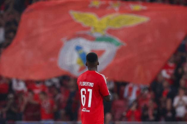 Portugal, Lisbon 2 October 2024 Uefa Champions League phase 2024 25 Matchday 2, S L Benfica Atletico de Madrid v l , Florentino Dias S L Benfica , thanks the fans, thanks, thanks team after the match, after the match thanks the fans, applauds the fans Copyright: JoaquimxFerreira