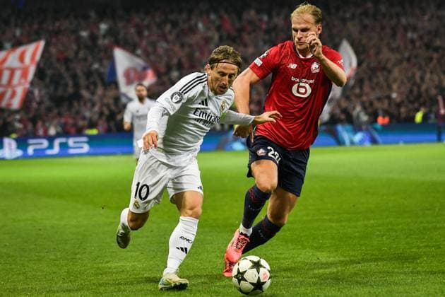 Champions League Lille vs Real Madrid FA Real Madrid’s midfielder Luka Modric fights for the ball during the UEFA Champions League football match between LOSC Lille and Real Madrid CF at the Pierre Mauroy Stadium in Lille on October 2, 2024. Photo by Firas Abdullah ABACAPRESS.COM Paris Ile-de-France France  Copyright: xAbdullahxFiras ABACAx