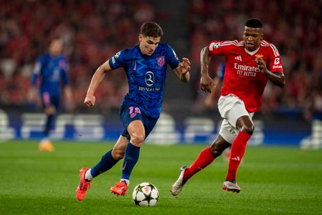Julian Alvarez of Atletico and Florentino Luis of Benfica during the UEFA Champions League 2024 25 football match between SL Benfica and Atletico Madrid at Estadio da Luz in Lisbon, Portugal (Pedro Loureiro SPP) Copyright: xPedroxLoureiro SPPx spp-en-PeLo-pedroloureirobenxmad630