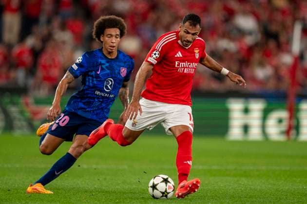 Vangelis Pavlidis of Benifca and Axel Witsel of Atletico during the UEFA Champions League 2024 25 football match between SL Benfica and Atletico Madrid at Estadio da Luz in Lisbon, Portugal (Pedro Loureiro SPP) Copyright: xPedroxLoureiro SPPx spp-en-PeLo-pedroloureirobenxmad616