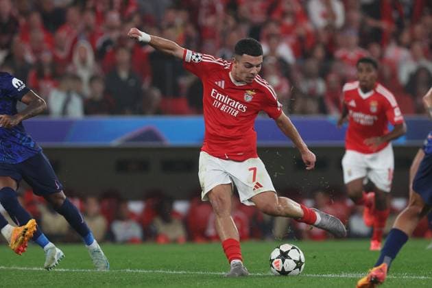 Portugal, Lisbon 2 October 2024 Uefa Champions League phase 2024 25 Matchday 2, S L Benfica Atletico de Madrid v l , goal shot Zeki Amdouni S L Benfica , on the ball, cropped image, single image, full body, action, action, game scene Copyright: JoaquimxFerreira