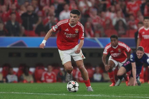 Portugal, Lisbon 2 October 2024 Uefa Champions League phase 2024 25 Matchday 2, S L Benfica Atletico de Madrid v l , Zeki Amdouni S L Benfica on the ball, cropped image, single image, full body, action, action, game scene Copyright: JoaquimxFerreira