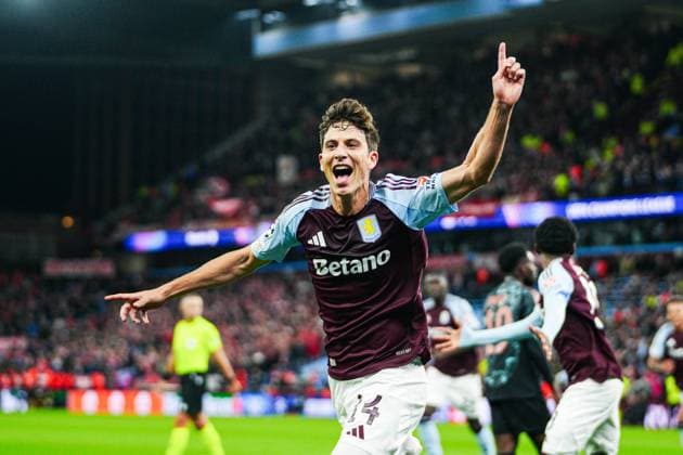 Goal celebration after goal to 1 0 Pau Torres Aston Villa, 14 , after VAR decision, video referee, video evidence BUT CANCELLED ENG, Aston Villa vs FC Bayern Muenchen, Football, UEFA Champions League, Matchday 2, 2024 25, 02 10 2024 ENG, Aston Villa vs FC Bayern Muenchen, Football, UEFA Champions League, Matchday 2, 2024 25, 02 10 2024 Birmingham Copyright: xEibner-Pressefoto MarcelxvonxFehrnx EP_MFN