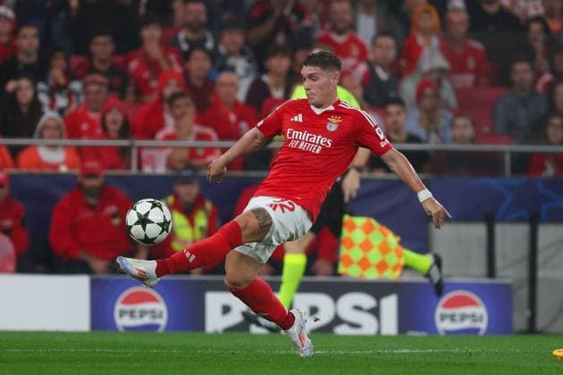 Portugal, Lisbon 2 October 2024 Uefa Champions League phase 2024 25 Matchday 2, S L Benfica Atletico de Madrid v l , Benjamin Rollheiser S L Benfica on the ball, cropped image, single image, full body, action, action, game scene Copyright: JoaquimxFerreira