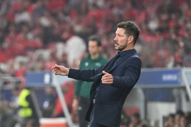 Portugal, Lisbon 2 October 2024 Uefa Champions League phase 2024 25 Matchday 2, S L Benfica Atletico de Madrid v l , headcoach, coach Diego Simeone AtlÃ tico Madrid gives instructions, gesticulates, gesticulate with arms gives instructions, gesticulate Copyright: JoaquimxFerreira