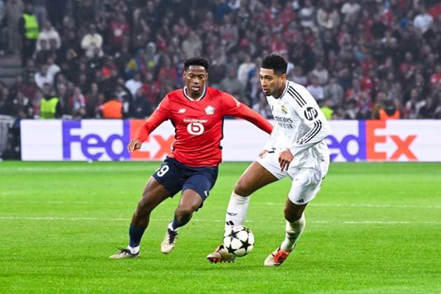 Jude Bellingham ( 5 - Real Madrid ) and Jonathan David ( 9 - Lille ) during the UEFA Champions League match between Lille OSC and Real Madrid CF at Stade Pierre Mauroy on October 02, 2024 in Lille, France. ( Photo by federico pestellini panoramic ) - FOOTBALL : Lille vs Real Madrid - Ligue des Champions - 02 10 2024 FedericoPestellini Panoramic 