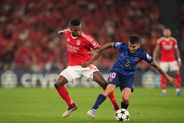 Ãngel Correa of Atletico and Florentino Luis of Benfica during the UEFA Champions League 2024 25 football match between SL Benfica and Atletico Madrid at Estadio da Luz in Lisbon, Portugal (Pedro Loureiro SPP) Copyright: xPedroxLoureiro SPPx spp-en-PeLo-pedroloureirobenxmad700