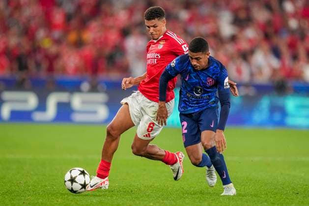 Alexander Bah of Benfica e Samuel Lino of Atletico during the UEFA Champions League 2024 25 football match between SL Benfica and Atletico Madrid at Estadio da Luz in Lisbon, Portugal (Pedro Loureiro SPP) Copyright: xPedroxLoureiro SPPx spp-en-PeLo-pedroloureirobenxmad704