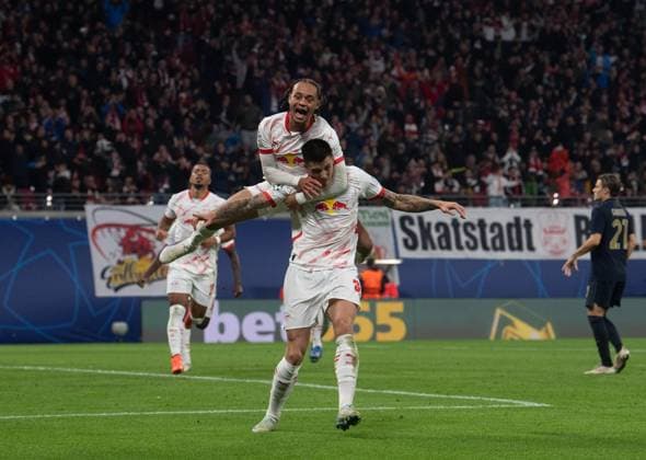 Football, Men, Season 2024 2025, Champions League League Phase, Matchday 2 , RB Leipzig Juventus Turin, v l Xavi Simons RB Leipzig , Benjamin Sesko RB Leipzig , Cheering after goal to 2 1, 02 10 2024, Copyright: xSebastianxRäppold MatthiasxKochx