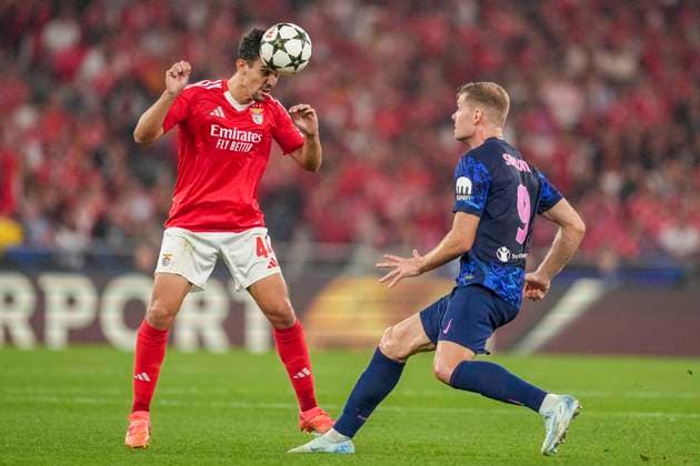 Tomas Araujo of Benfica and Alexander Sorloth of Atletico during the UEFA Champions League 2024 25 football match between SL Benfica and Atletico Madrid at Estadio da Luz in Lisbon, Portugal (Pedro Loureiro SPP) Copyright: xPedroxLoureiro SPPx spp-en-PeLo-pedroloureirobenxmad732