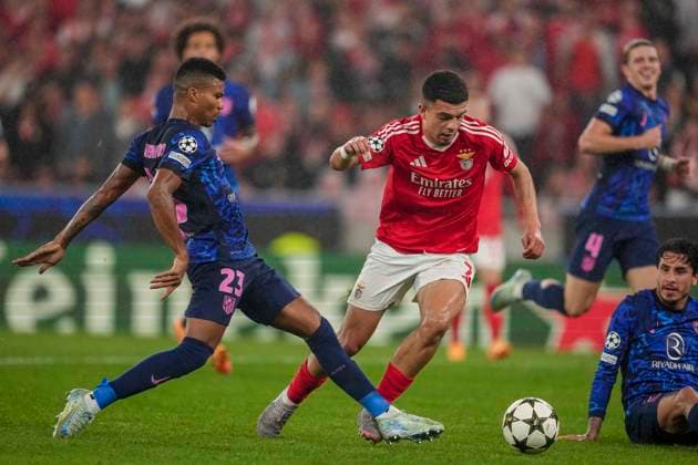 Zeki Amdouni of Benfica and Reinildo Mandava of Atletico during the UEFA Champions League 2024 25 football match between SL Benfica and Atletico Madrid at Estadio da Luz in Lisbon, Portugal (Pedro Loureiro SPP) Copyright: xPedroxLoureiro SPPx spp-en-PeLo-pedroloureirobenxmad737