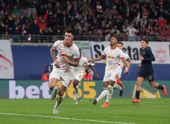 Football, Men, Season 2024 2025, Champions League League Phase, Matchday 2 , RB Leipzig Juventus Turin, f l Benjamin Sesko RB Leipzig , Benjamin Henrichs RB Leipzig , Celebration after goal to 2 1, 02 10 2024, Copyright: xSebastianxRäppold MatthiasxKochx