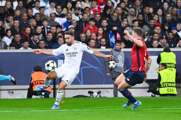 Dani Carvajal ( 2 - Real Madrid ) and Gabriel GUDMUNDSSON ( 5 - Lille ) during the UEFA Champions League match between Lille OSC and Real Madrid CF at Stade Pierre Mauroy on October 02, 2024 in Lille, France. ( Photo by federico pestellini panoramic ) - FOOTBALL : Lille vs Real Madrid - Ligue des Champions - 02 10 2024 FedericoPestellini Panoramic 