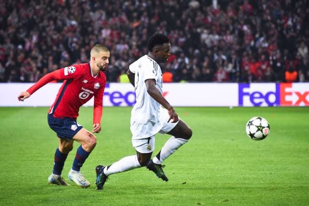 Vinicius Junior ( 7 - Real Madrid ) and Edon ZHEGROVA ( 23 - Lille ) during the UEFA Champions League match between Lille OSC and Real Madrid CF at Stade Pierre Mauroy on October 02, 2024 in Lille, France. ( Photo by federico pestellini panoramic ) - FOOTBALL : Lille vs Real Madrid - Ligue des Champions - 02 10 2024 FedericoPestellini Panoramic 