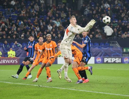 02 10 2024, xgrfx, Football UEFA Champions League, Shakhtar Donetsk Atalanta Bergamo emspor, v l Dmytro Riznyk Shakhtar Donetsk DFL DFB REGULATIONS PROHIBIT ANY USE OF PHOTOGRAPHS as IMAGE SEQUENCES and or QUASI VIDEO Gelsenkirchen