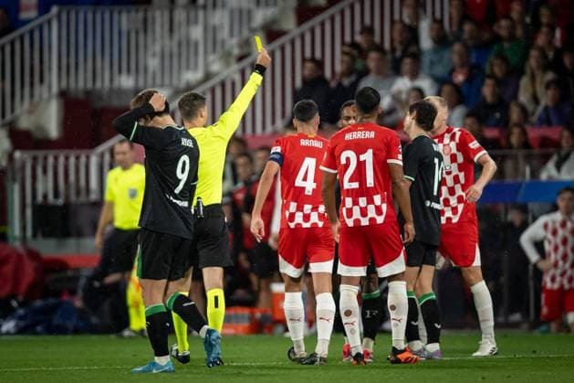 CALCIO - UEFA Champions League - Girona vs Feyenoord The referee show a yellow card during a UEFA Champions League match between Girona FC and Feyenoord at Estadi MunicPhoto by IPA ABACAPRESS.COMl de Montilivi in Girona, Girona, Spain, on October 02 2024. Photo by Felipe Mondino Girona Spain  Copyright: xIPAxSport ABACAx